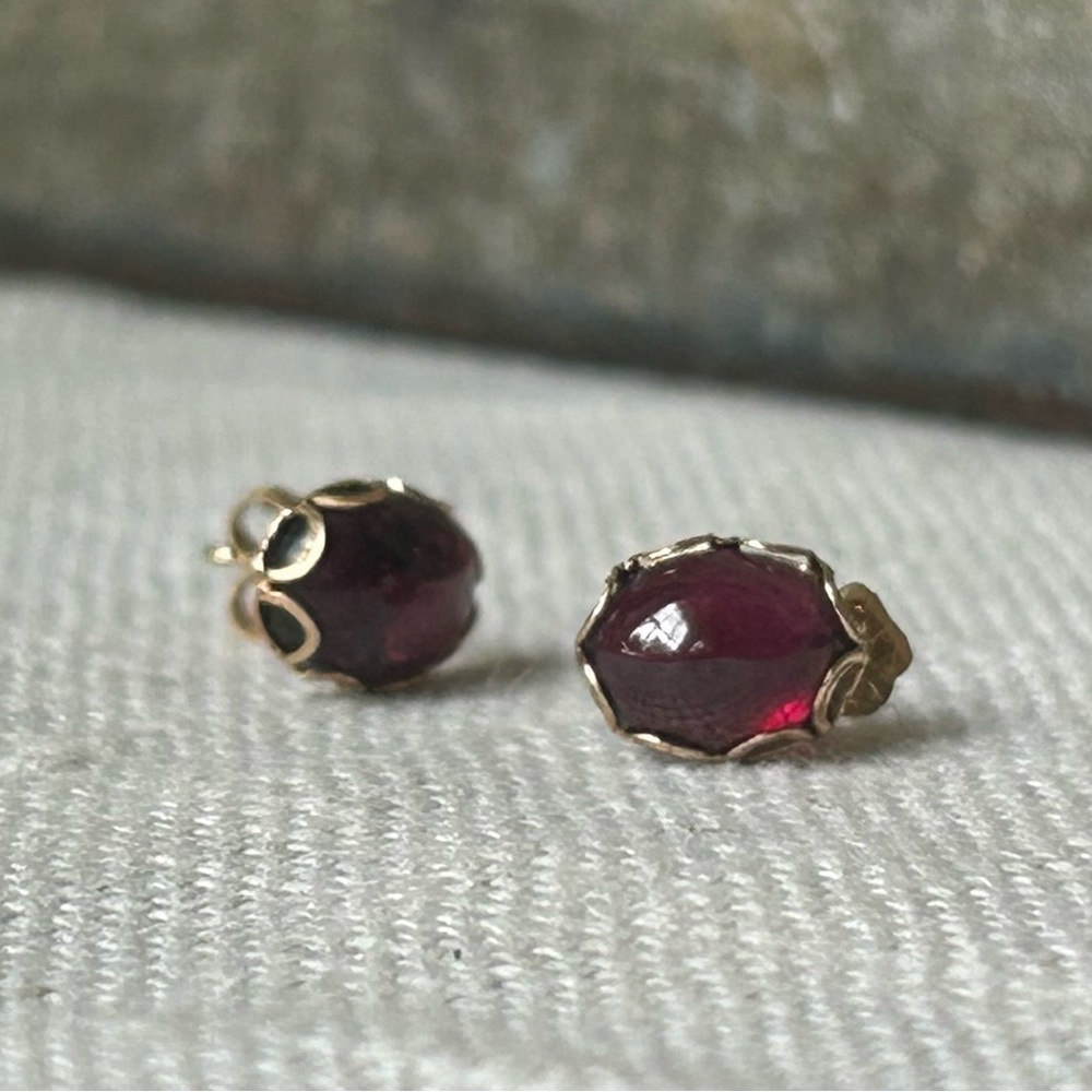 14k Garnet Studs